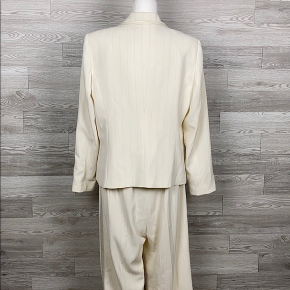 Amanda Smith White 2pC Pant Suit - Picture 4 of 14